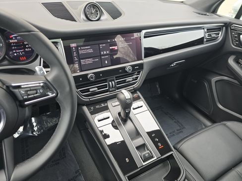 Certified 2025 Porsche Macan image 20