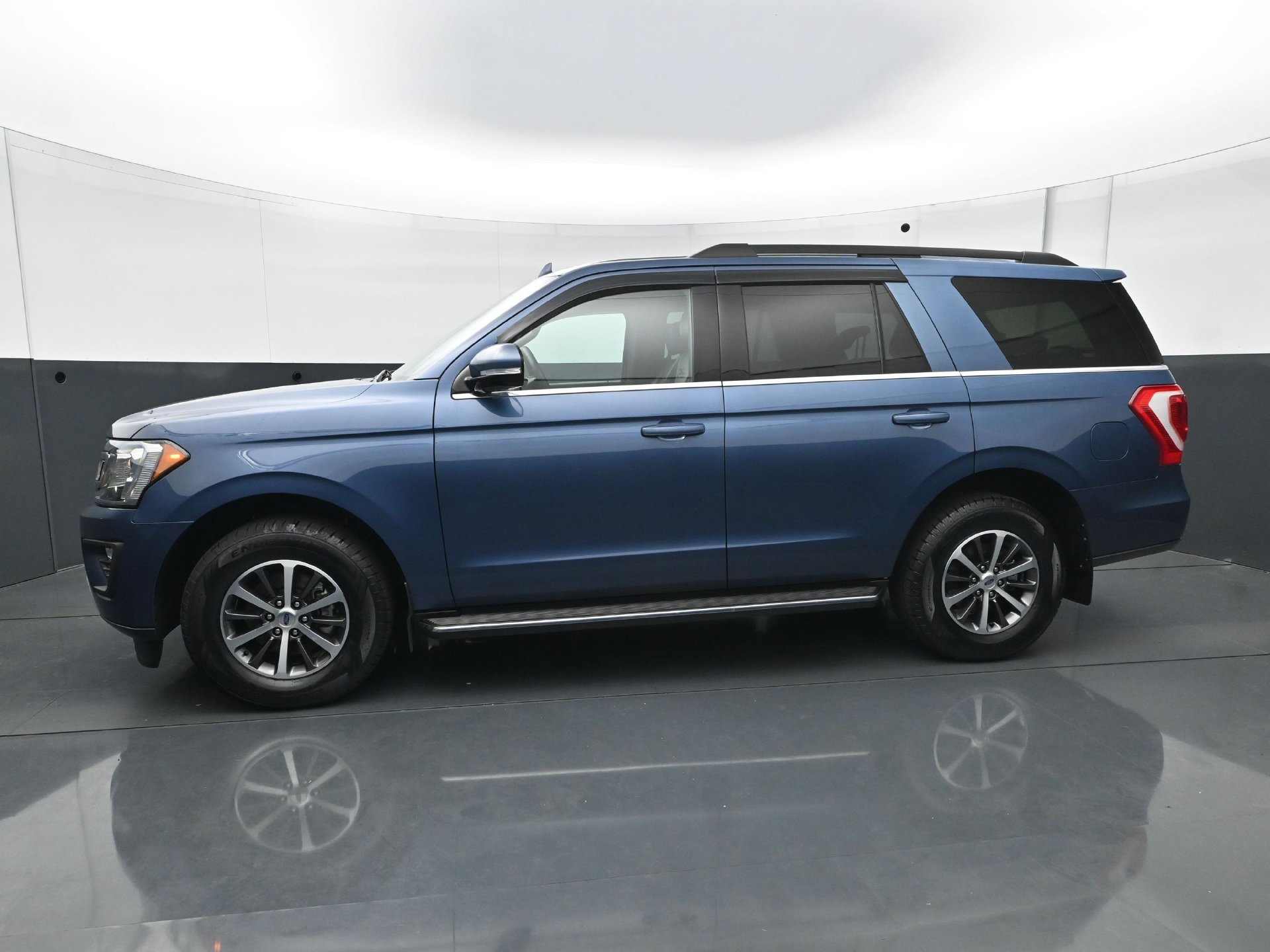 Used 2019 Ford Expedition XLT w/ Equipment Group 202A AWD/4WD image 2