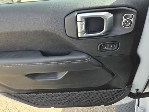 Used 2023 Jeep Wrangler Unlimited Sahara AWD/4WD image 17