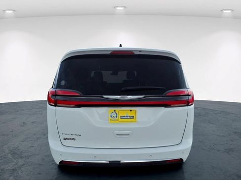 Used 2024 Chrysler Pacifica Touring-L FWD image 7