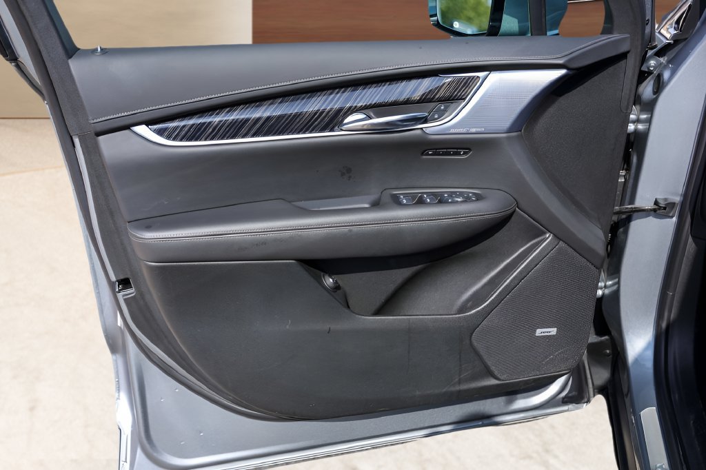 Certified 2025 Cadillac XT6 Premium Luxury FWD image 25