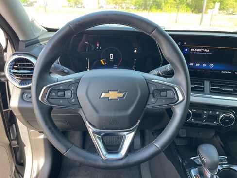 Used 2025 Chevrolet Trax LT w/ LT Convenience Package FWD image 19