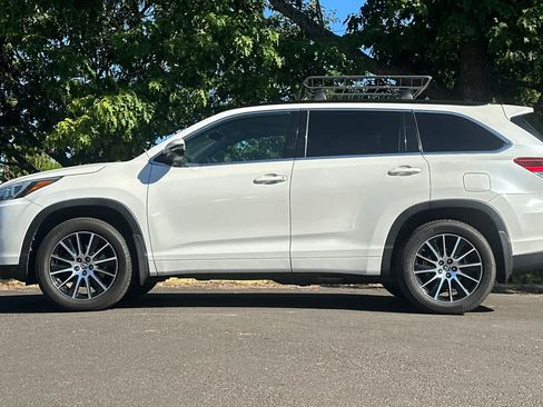 Used 2018 Toyota Highlander SE AWD/4WD image 5