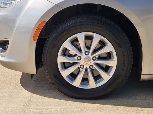 Used 2018 Chrysler Pacifica Touring-L FWD image 12