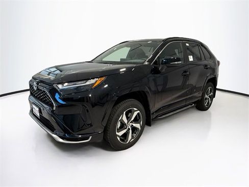 New 2025 Toyota RAV4 SE image 3