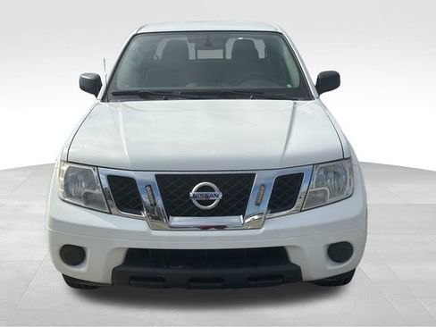 Used 2020 Nissan Frontier SV image 2