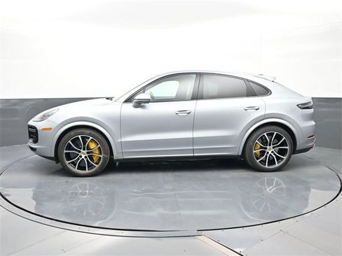 Used 2022 Porsche Cayenne Turbo image 2