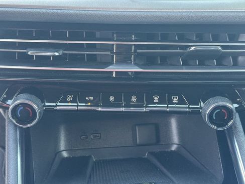 Used 2025 Chevrolet Traverse LT FWD image 25