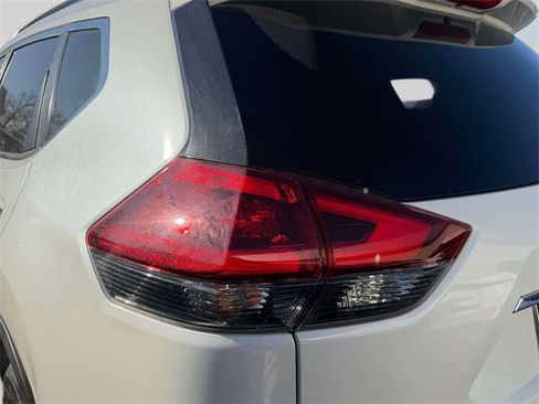 Used 2020 Nissan Rogue SV image 11