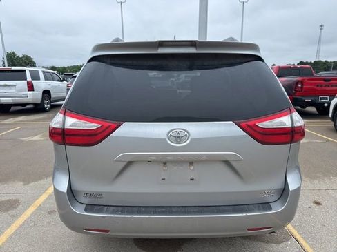 Used 2018 Toyota Sienna XLE AWD/4WD image 10
