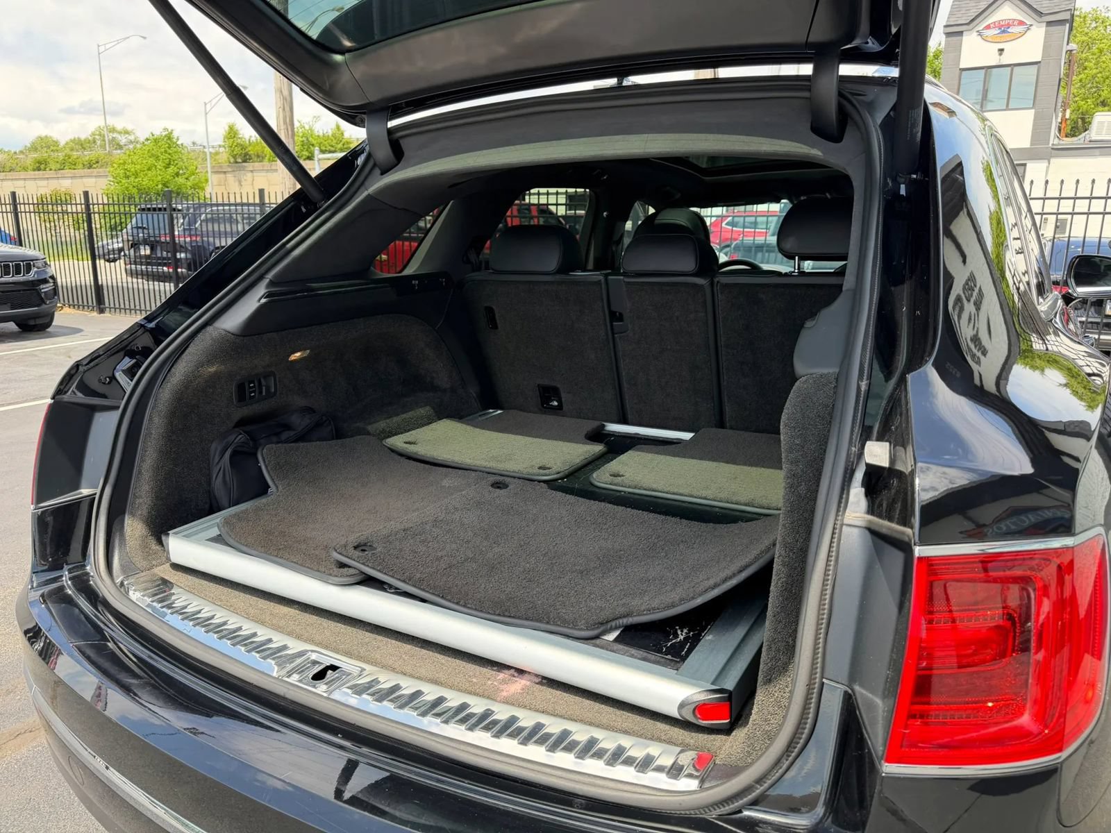 Used 2020 Bentley Bentayga AWD/4WD image 32