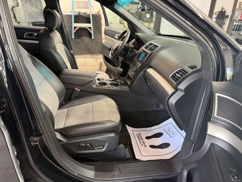 Used 2017 Ford Explorer XLT w/ Equipment Group 202A AWD/4WD image 30