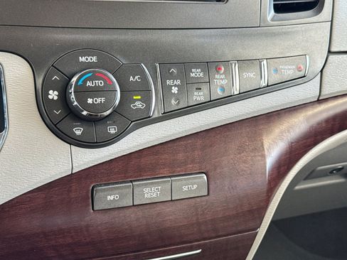 Used 2013 Toyota Sienna XLE FWD image 27