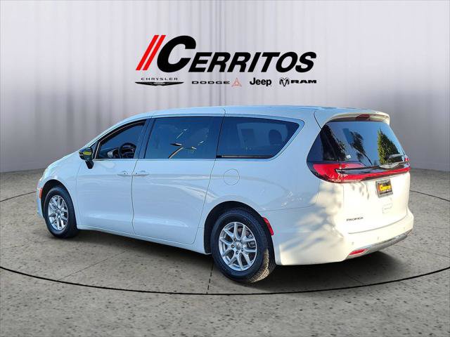 Certified 2025 Chrysler Pacifica Select FWD image 2