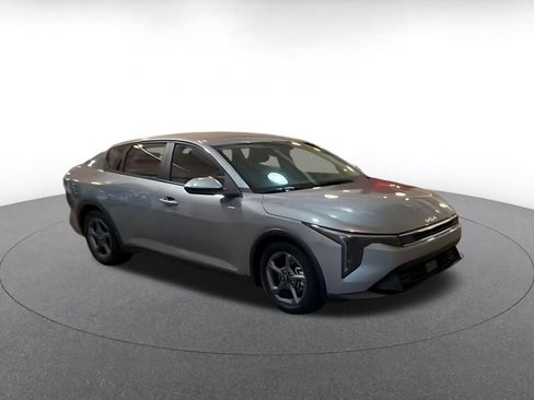 Used 2025 Kia K4 FWD image 2