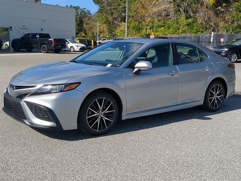 Used 2023 Toyota Camry SE image 10