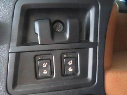 Used 2017 Toyota Sequoia Platinum RWD image 66