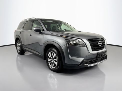 Used 2025 Nissan Pathfinder SL AWD/4WD image 3