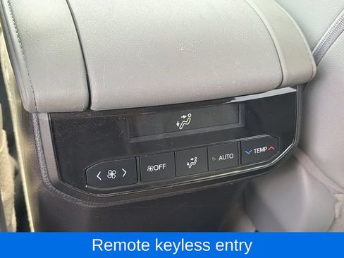 Used 2022 Toyota Highlander XLE AWD/4WD image 12