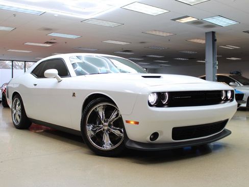 Used 2016 Dodge Challenger R/T Scat Pack w/ Leather Interior Group RWD image 6