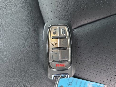 Used 2025 Chrysler Pacifica Select FWD image 39