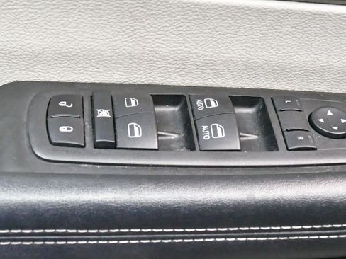 Used 2023 Chrysler Pacifica Touring-L FWD image 19