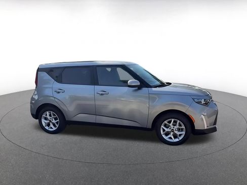 Used 2025 Kia Soul LX w/ LX Technology Package FWD image 2
