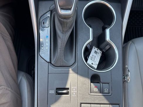 Used 2022 Toyota Highlander XLE image 18