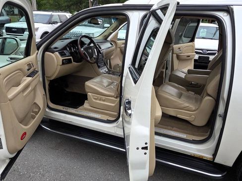 Used 2010 Cadillac Escalade ESV Luxury AWD/4WD image 24