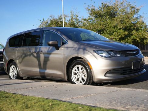 Used 2017 Chrysler Pacifica LX image 12