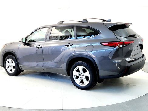 Used 2023 Toyota Highlander LE image 4