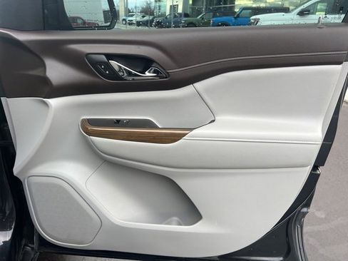 Used 2020 GMC Acadia SLE w/ Driver Convenience Package image 10