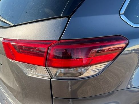 Used 2017 Toyota Highlander XLE AWD/4WD image 13