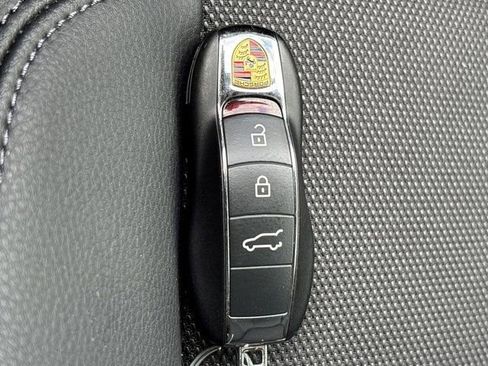 Used 2024 Porsche Macan AWD/4WD image 41