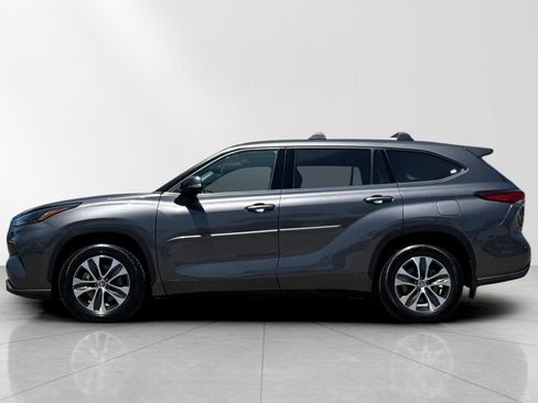 Used 2022 Toyota Highlander XLE FWD image 6