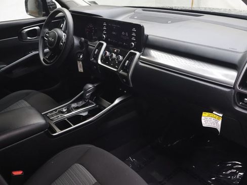 Used 2023 Kia Sorento LX FWD image 10