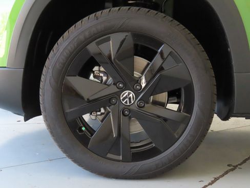 New 2026 Volkswagen Taos SE image 28