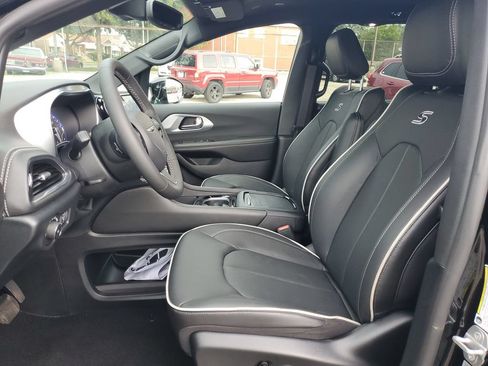 Used 2026 Chrysler Pacifica Limited w/ S Appearance Package FWD image 18