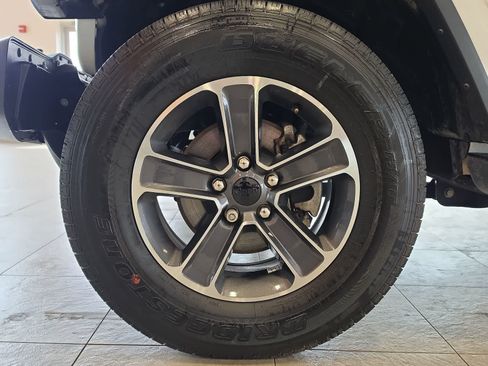 Used 2023 Jeep Wrangler Unlimited Sahara AWD/4WD image 13
