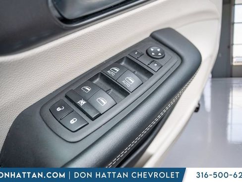 Used 2023 Chrysler Pacifica Touring-L FWD image 16