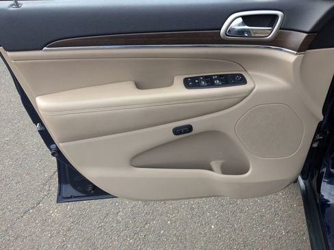 Used 2017 Jeep Grand Cherokee Limited image 10