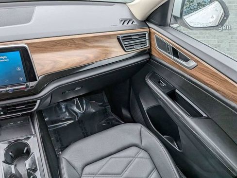Certified 2025 Volkswagen Atlas SE FWD image 18