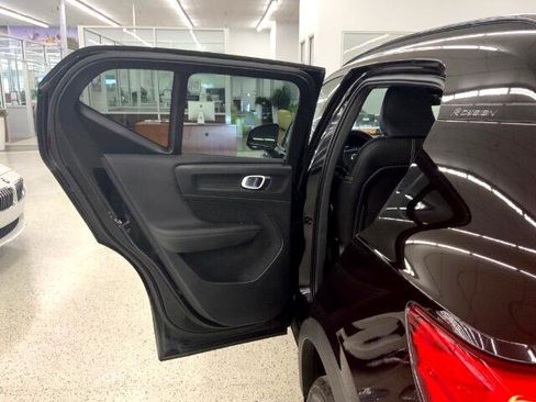 Used 2020 Volvo XC40 T5 R-Design image 28
