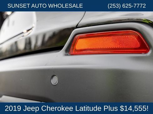 Used 2019 Jeep Cherokee Latitude Plus AWD/4WD image 25