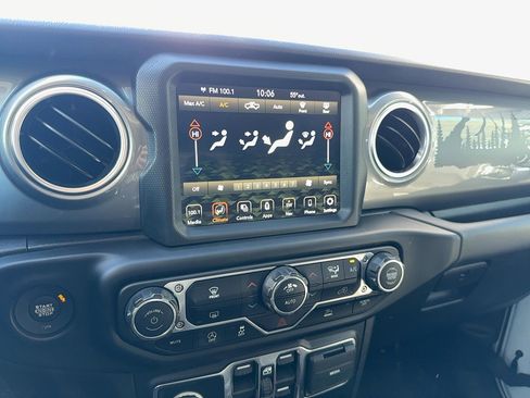 Used 2022 Jeep Gladiator Overland image 17