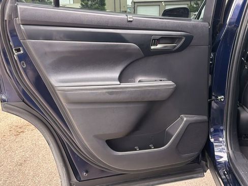 Used 2023 Toyota Highlander XLE FWD image 33