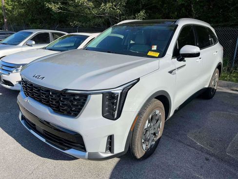 Used 2025 Kia Sorento S w/ Panoramic Sunroof Package image 4