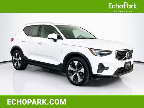 Used 2025 Volvo XC40 B5 Plus image 1