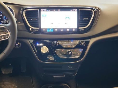 Used 2026 Chrysler Voyager LX image 21