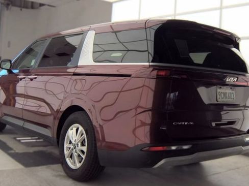 Used 2023 Kia Carnival LX FWD image 4